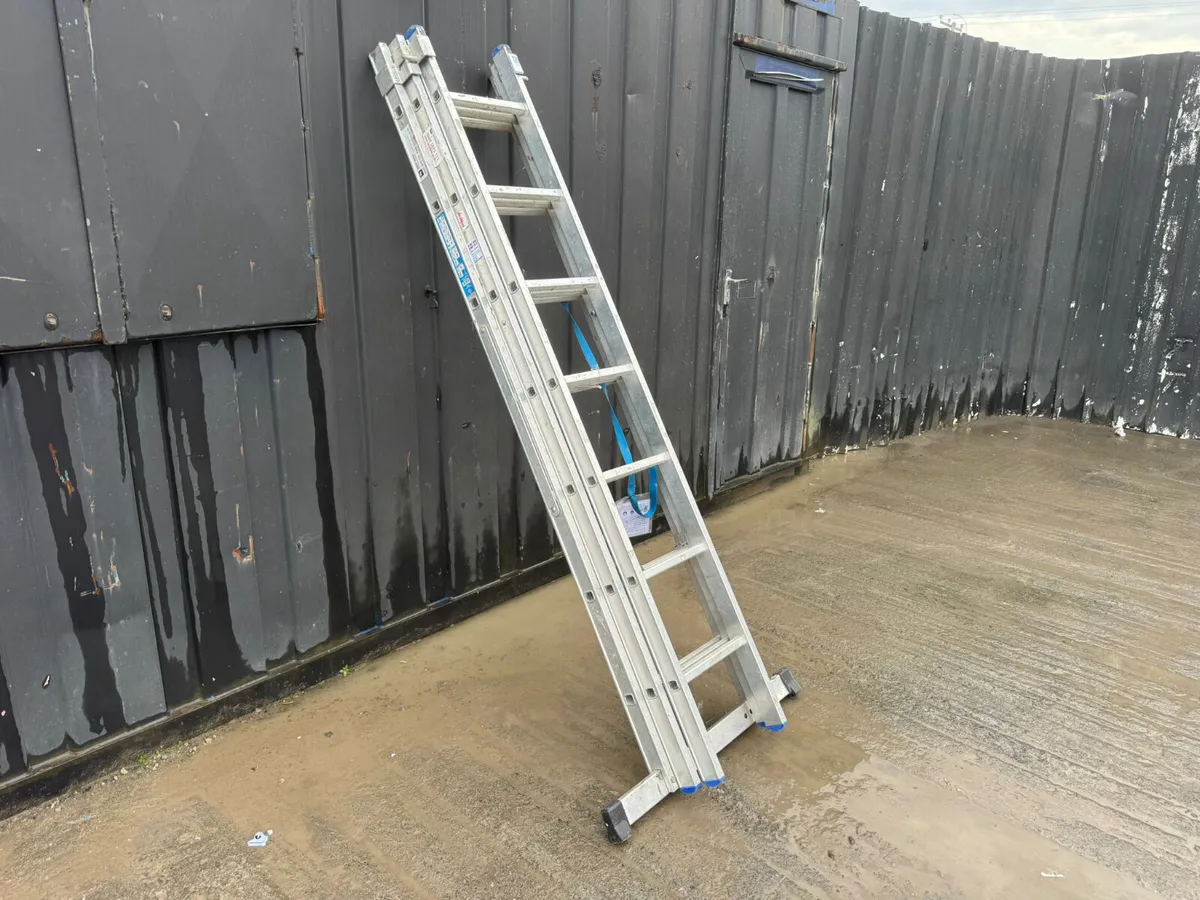 Aluminium Triple Extension Ladder with Stabiliser - Image 1