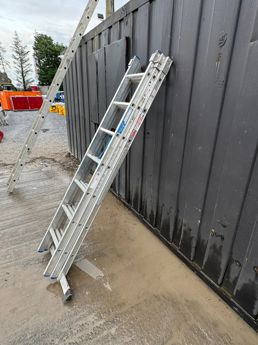 Aluminium Triple Extension Ladder with Stabiliser - Image 3
