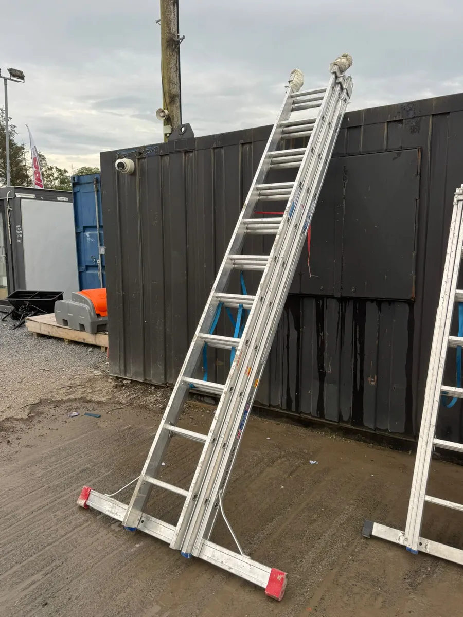 Aluminium Triple Extension Ladder with Stabiliser - Image 1