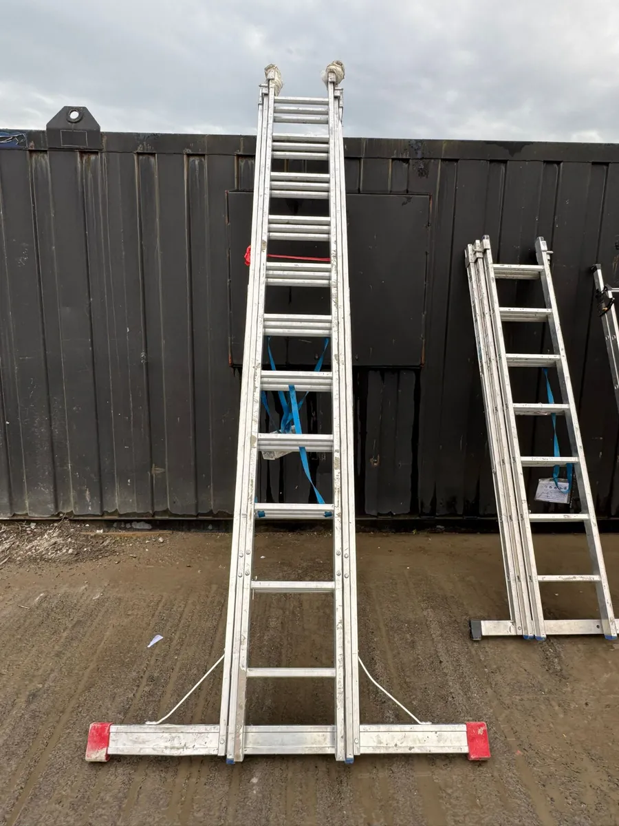Aluminium Triple Extension Ladder with Stabiliser - Image 2