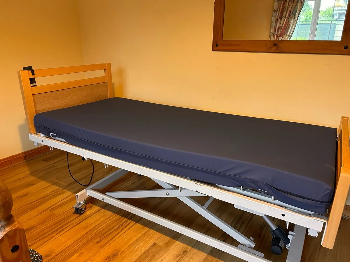 Fully electric hospital bed with brand new ma - Image 4