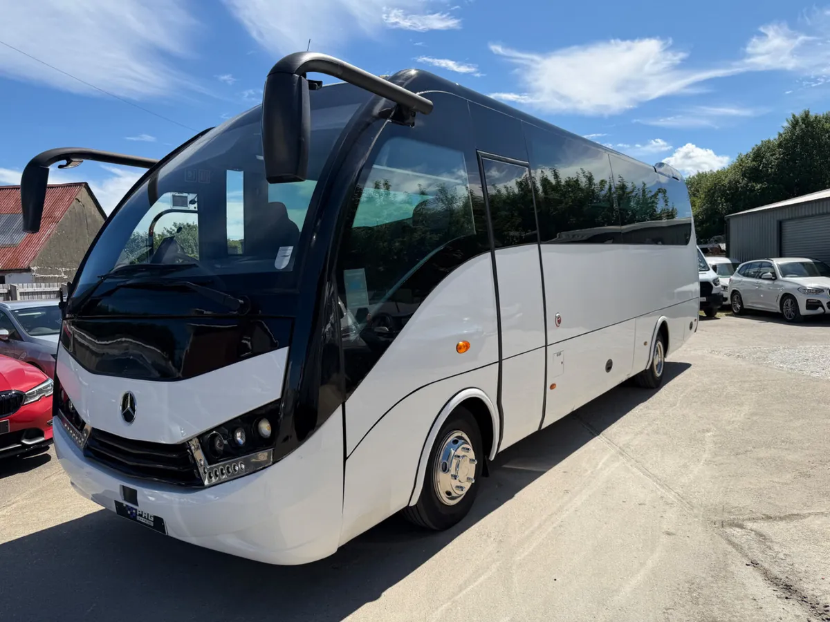 2018 Mercedes unvi voyager gt automatic - Image 2