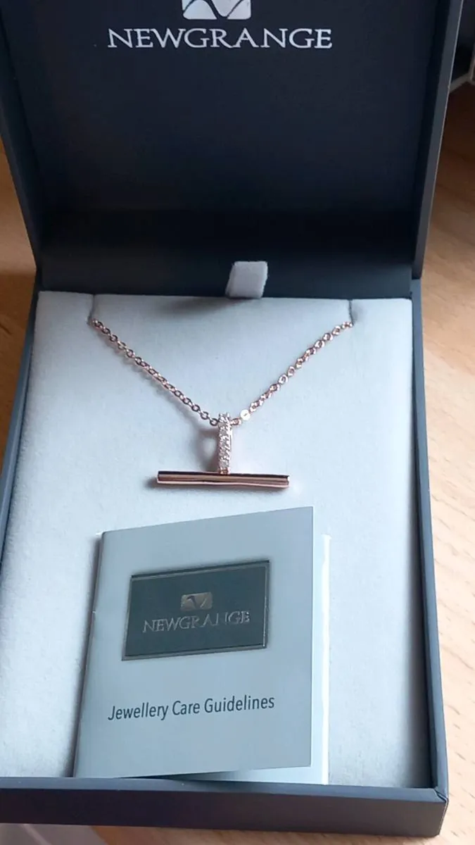 Rose gold T-bar necklace - Image 1