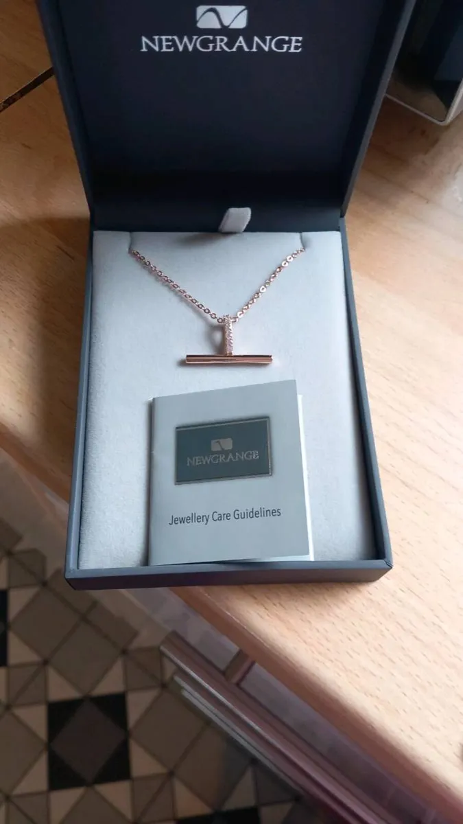 Rose gold T-bar necklace - Image 2