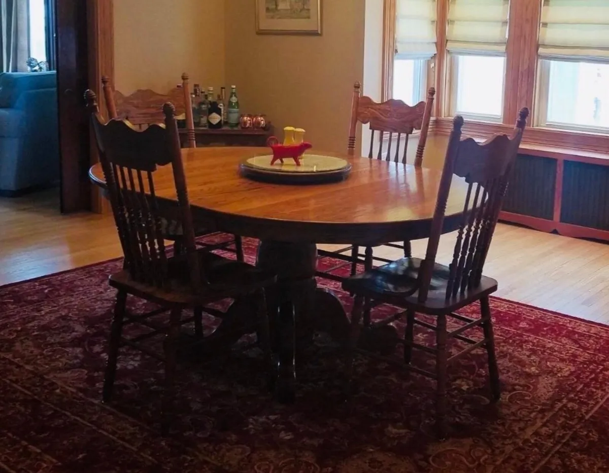 Antique oak table with 4 matching chairs - Image 3