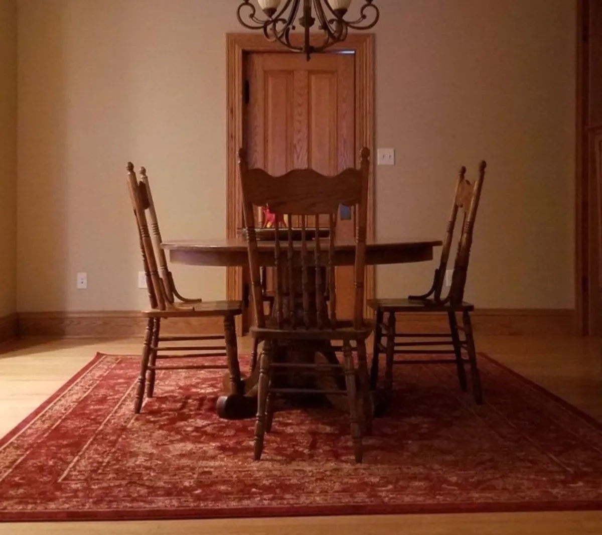 Antique oak table with 4 matching chairs - Image 1