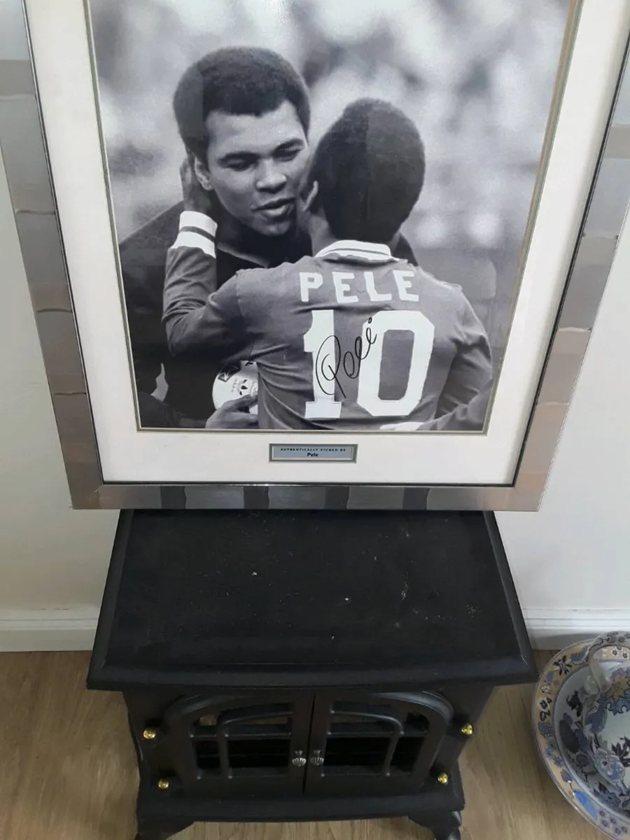 Pele signed picture with certificate large frame - Image 4