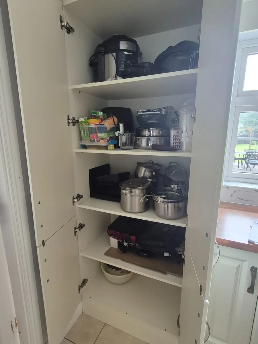 Cream/white coloured kitchen - Image 3