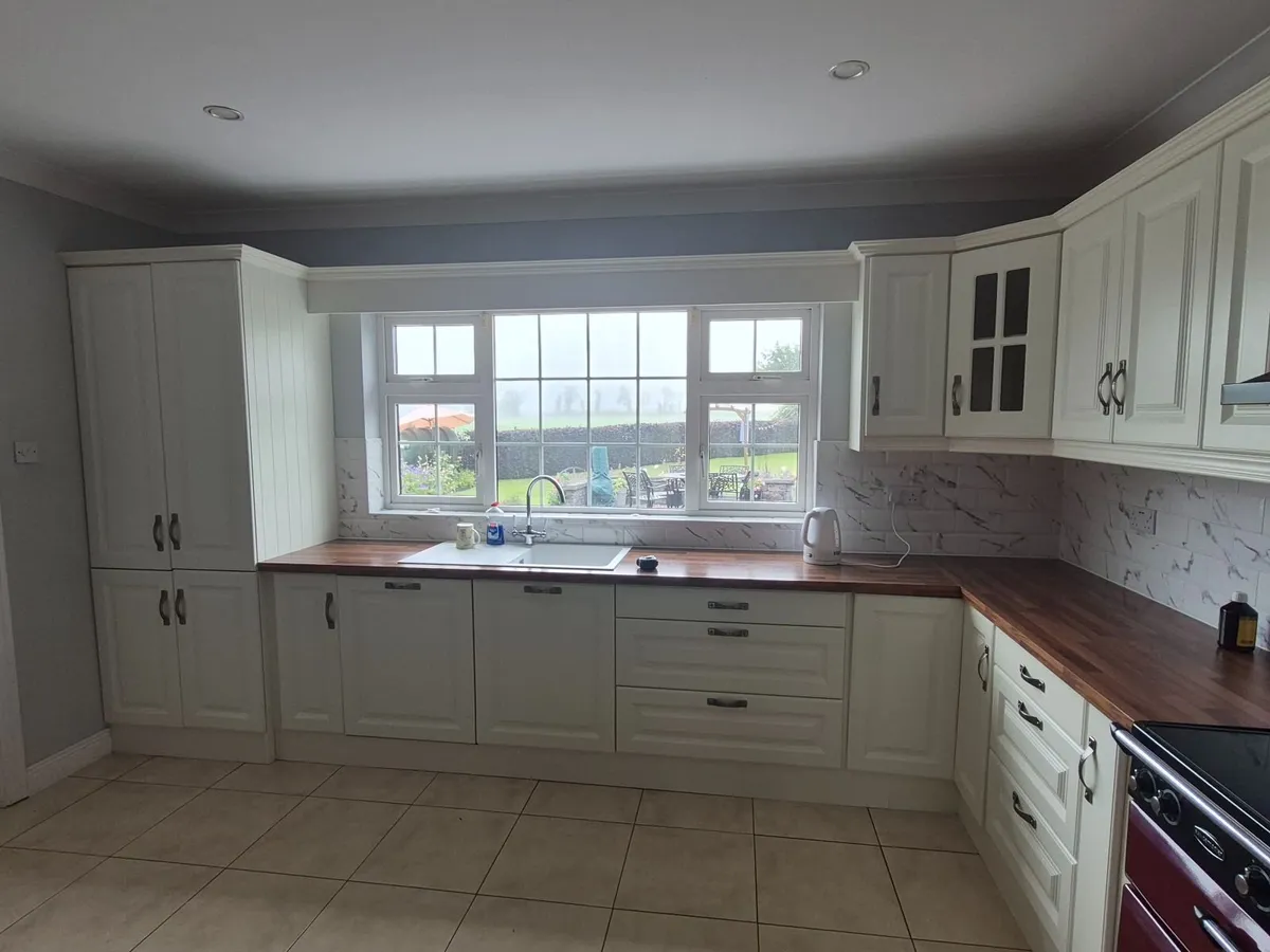 Cream/white coloured kitchen - Image 2
