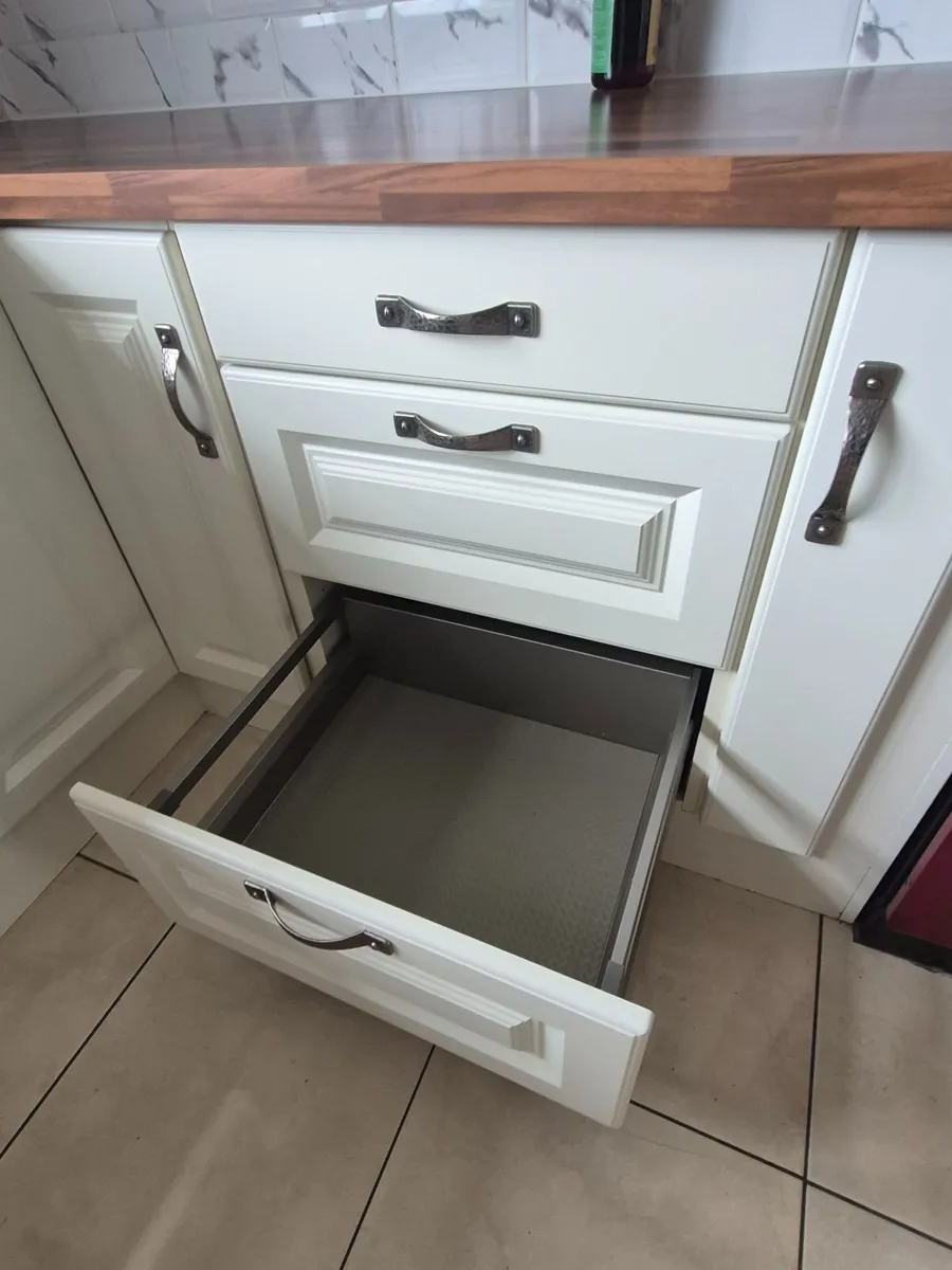 Cream/white coloured kitchen - Image 4