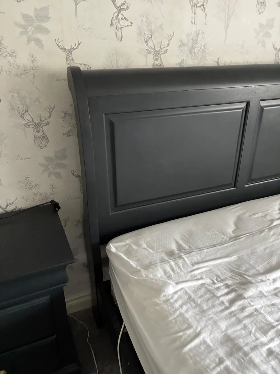 King size painted sleigh bed - Image 1