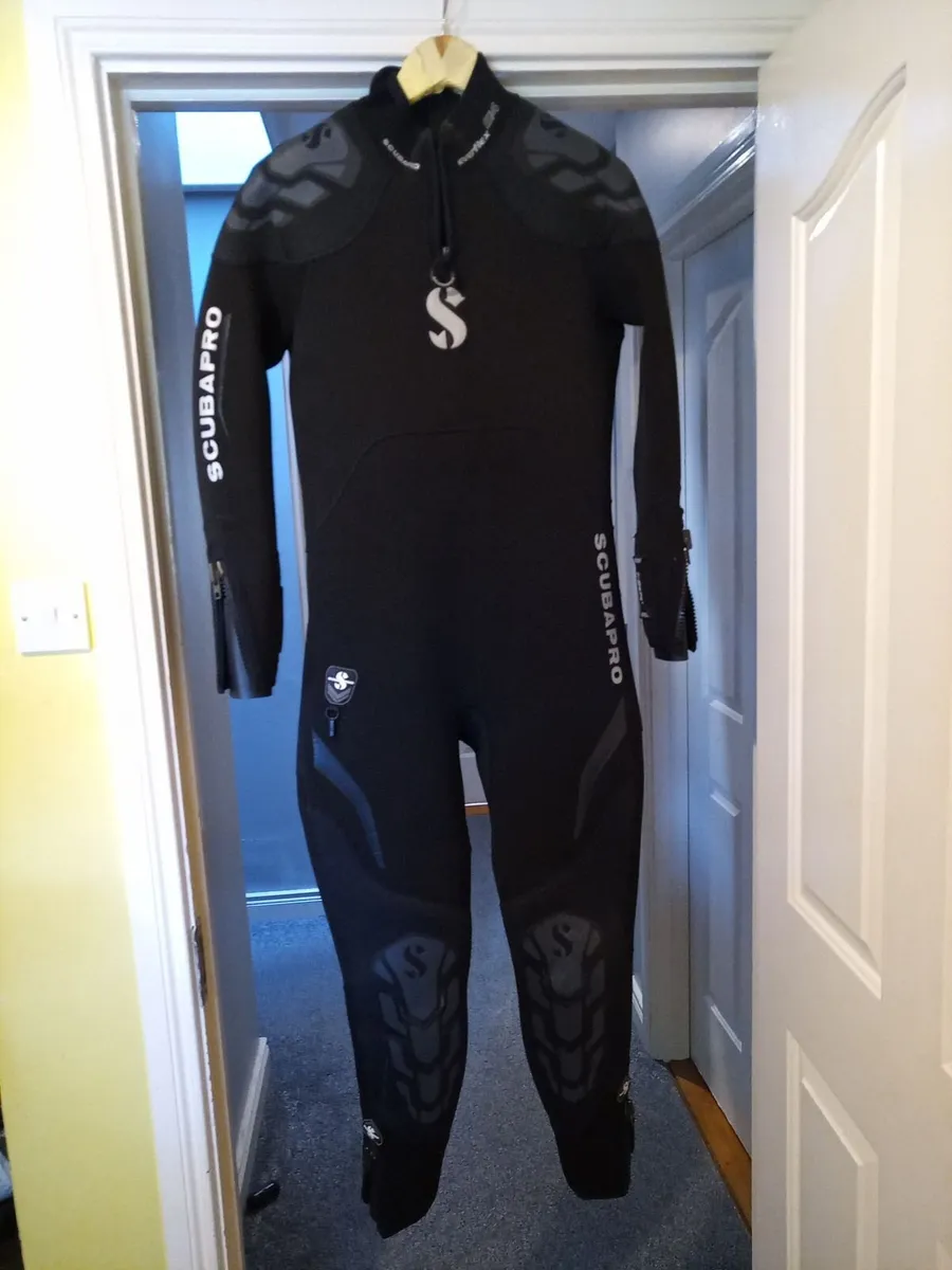 Diving gear, semi-dry dive suits - Image 1