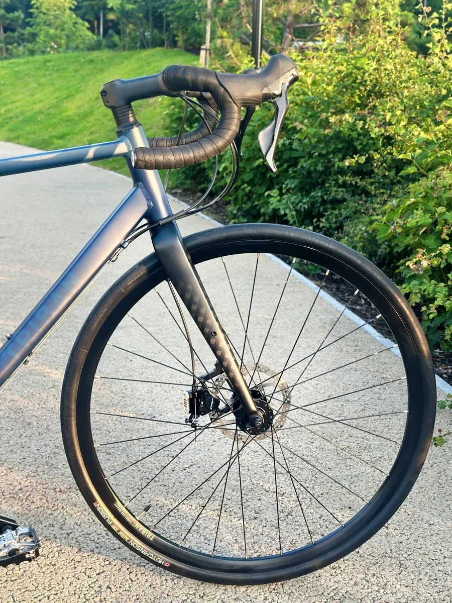 Triban Road Bike Shimano 105 - Image 2