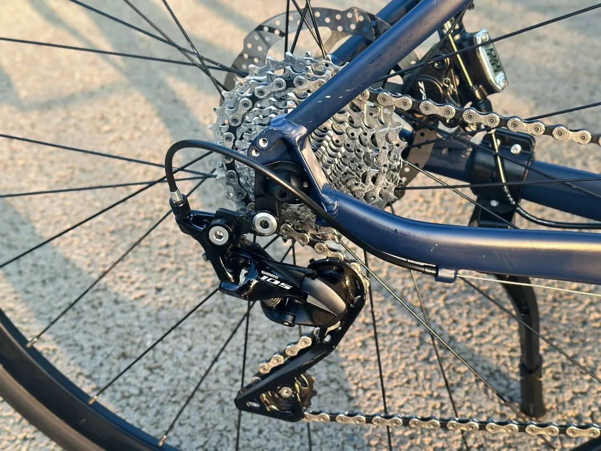 Triban Road Bike Shimano 105 - Image 3