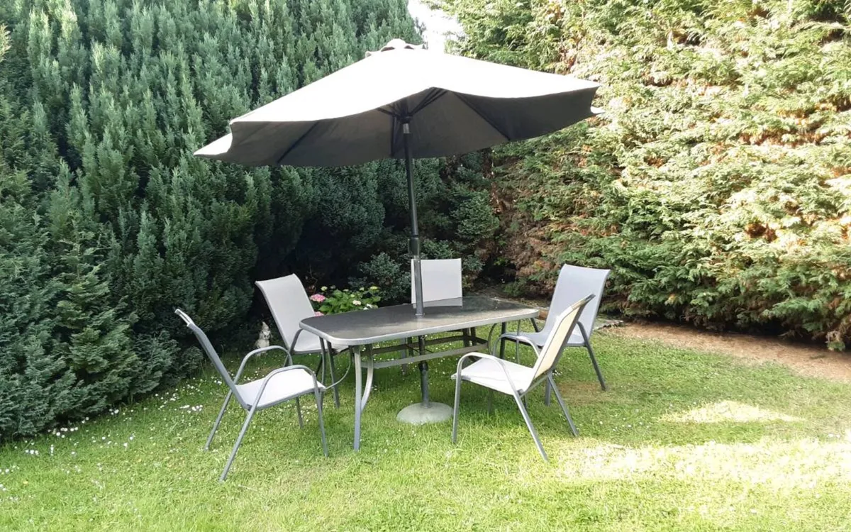 5 garden chairs with glass table and large parasol - Image 1
