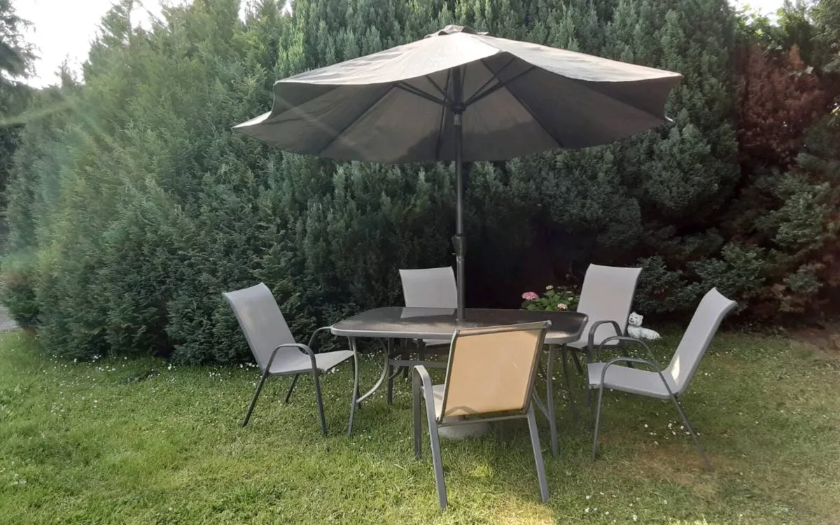 5 garden chairs with glass table and large parasol - Image 2