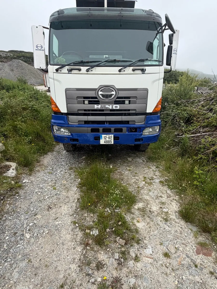 Hino 700 - Image 1