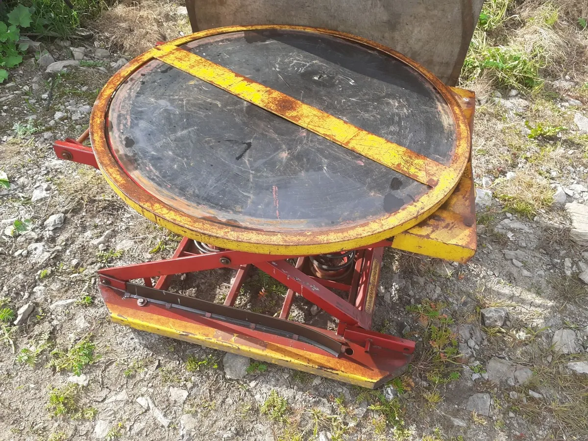 ROTARY SPRING LOADED PALLET TABLE - Image 1