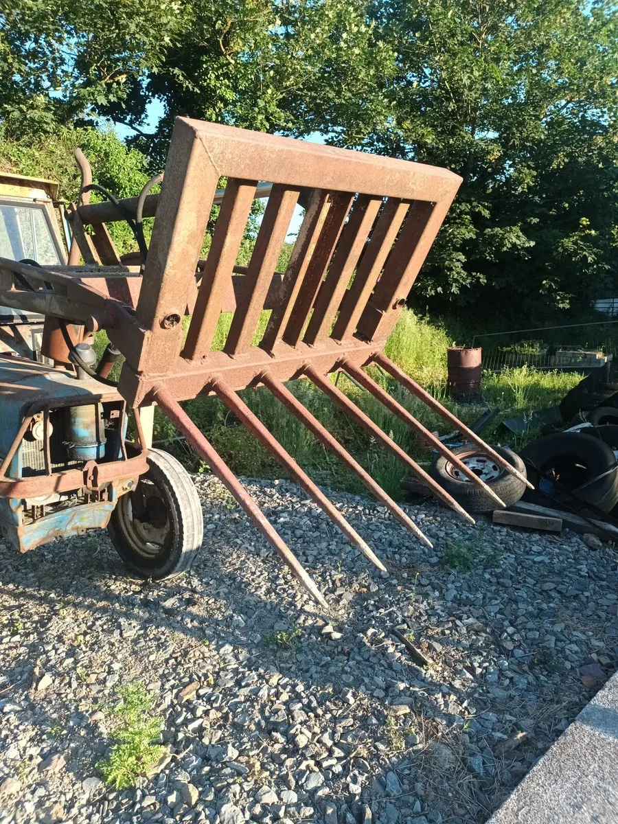 Ford 4100 with Loader. Will sell Loader seperate - Image 3