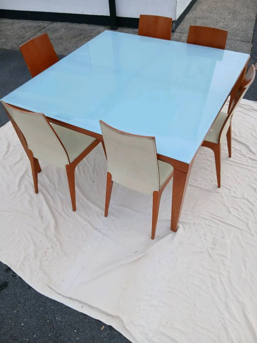 Table and 6 chairs - Image 1