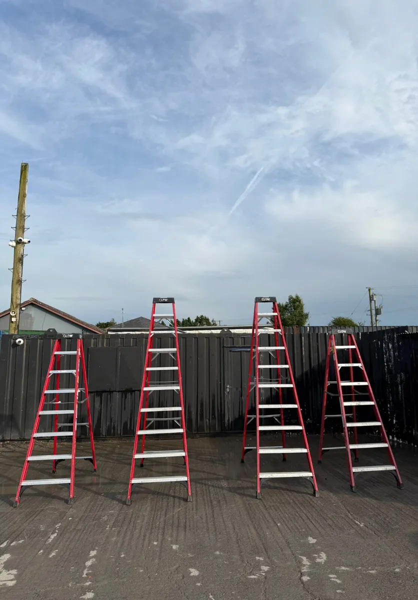 Clow Fibreglass Step Ladder 7/9 Tread - Image 1