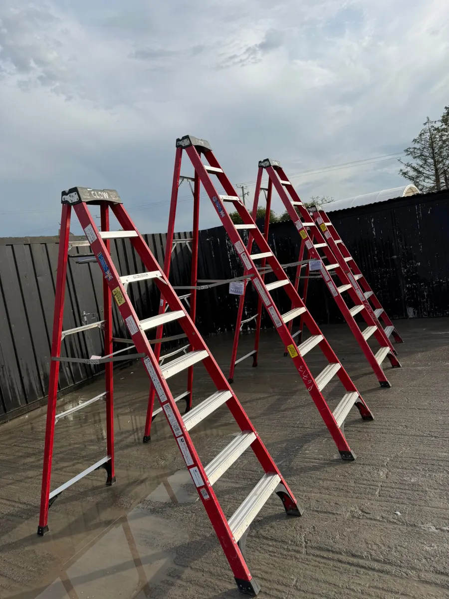 Clow Fibreglass Step Ladder 7/9 Tread - Image 4