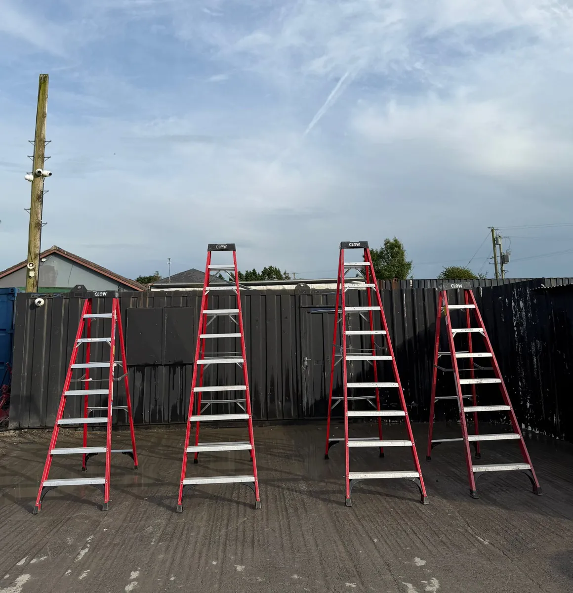 Clow Fibreglass Step Ladder 7/9 Tread - Image 3