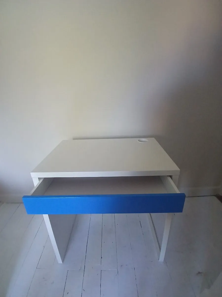 Student desk - Image 1