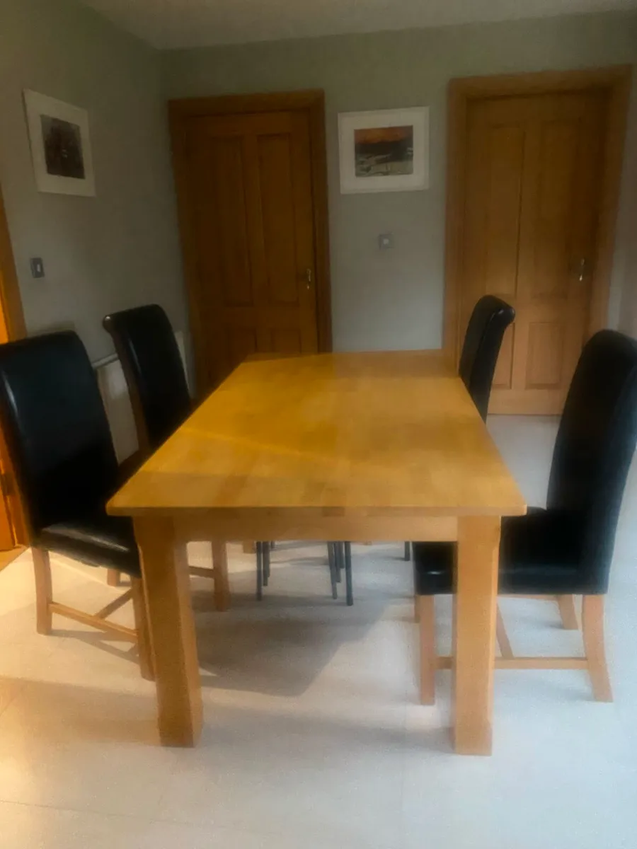 Table and leather chairs - Image 1