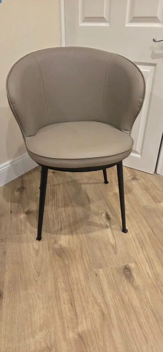 6 dining chairs - Image 1