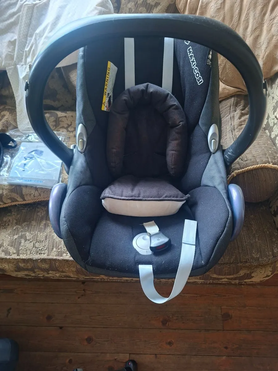 MaxiCosi Baby car seat and isofix - Image 3