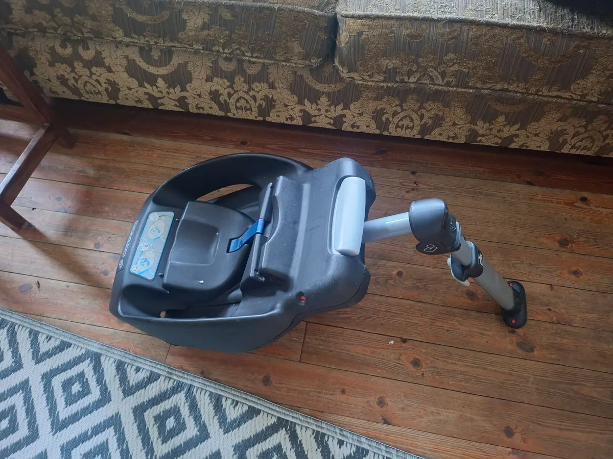MaxiCosi Baby car seat and isofix - Image 4