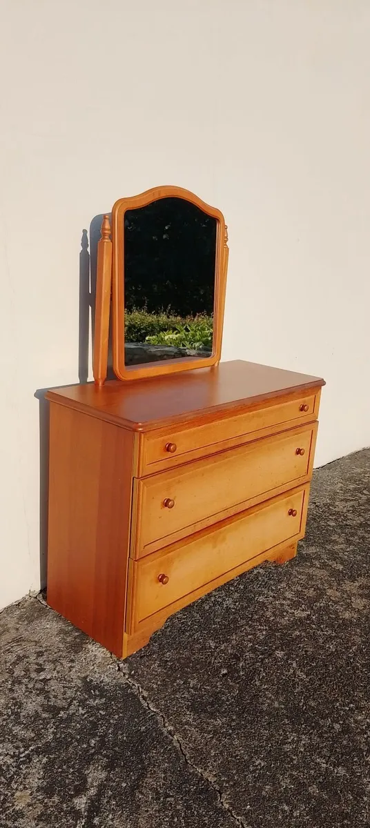 Dressing table - Image 1