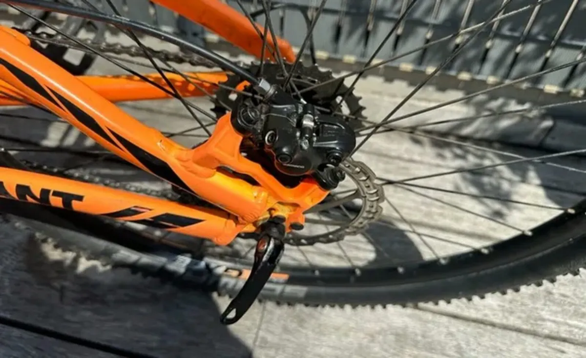 GIANT ATX MOUNTAIN BIKE 
HARDTAIL, FRONT SUSPENSIO - Image 2