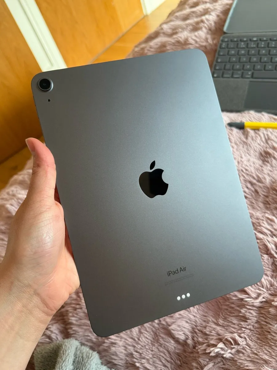 Ipad Air 5 generation 256gb with logitech keyboard - Image 1