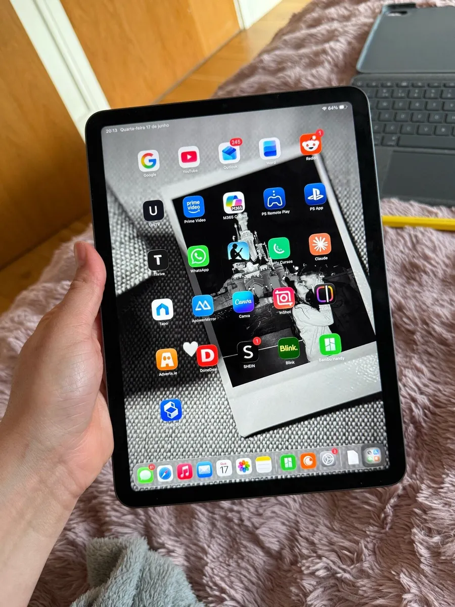Ipad Air 5 generation 256gb with logitech keyboard - Image 2