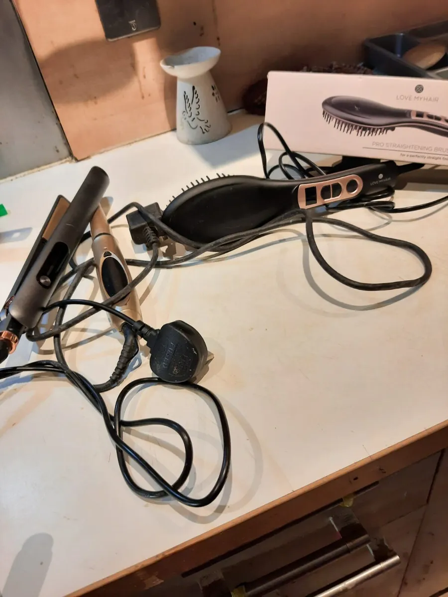 Heated hairbrush curler and hair straightener - Image 1