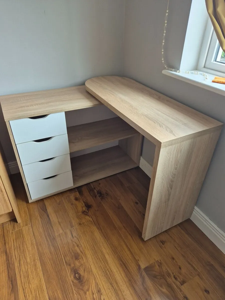 Office desk and chair - Image 1