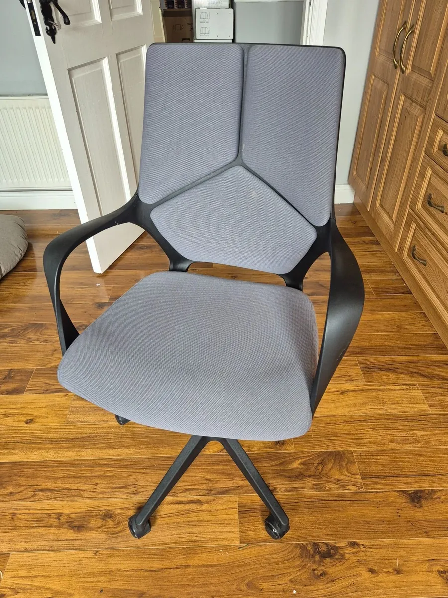 Office desk and chair - Image 4