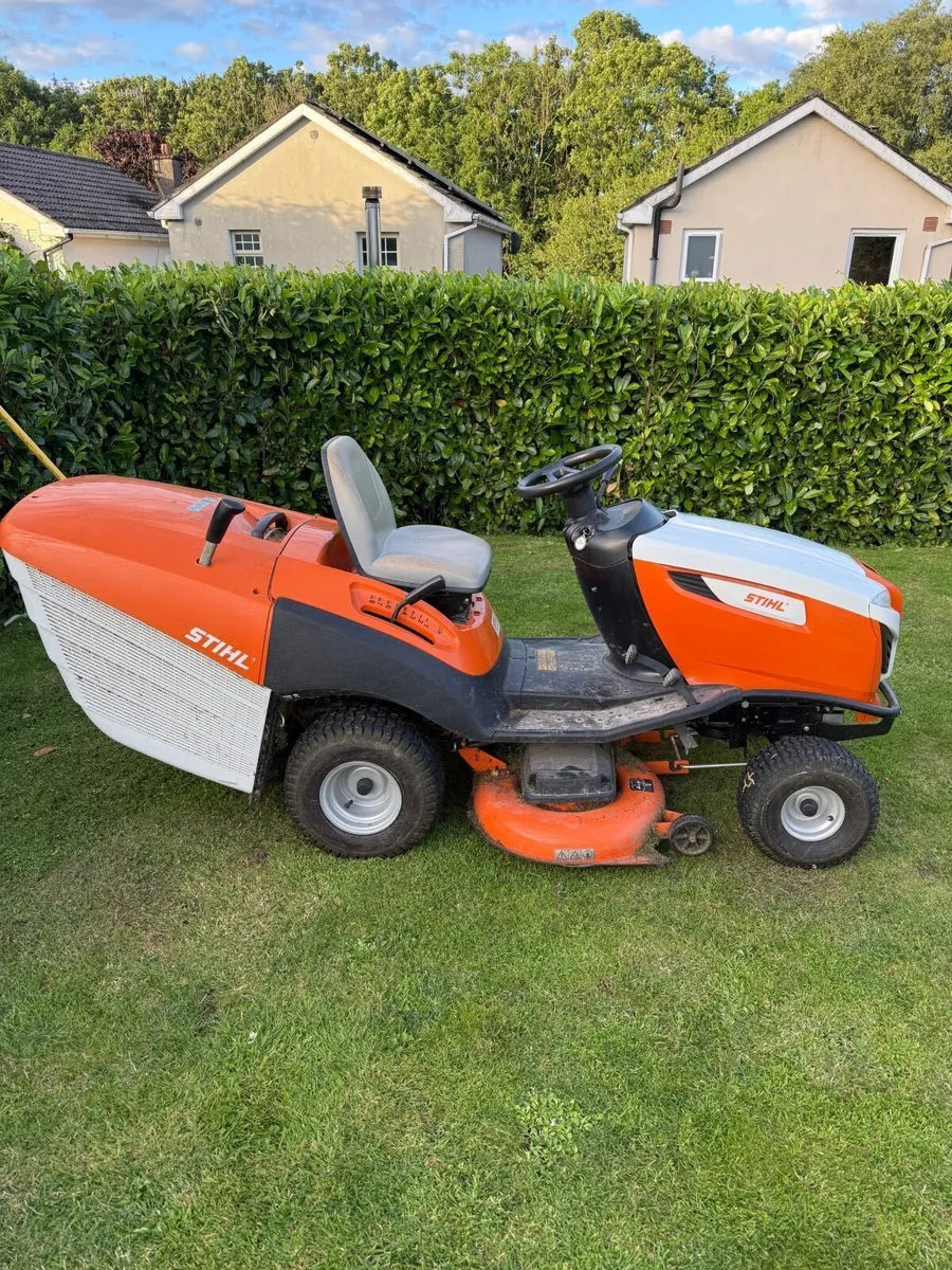 Ride on lawn mower - Image 1