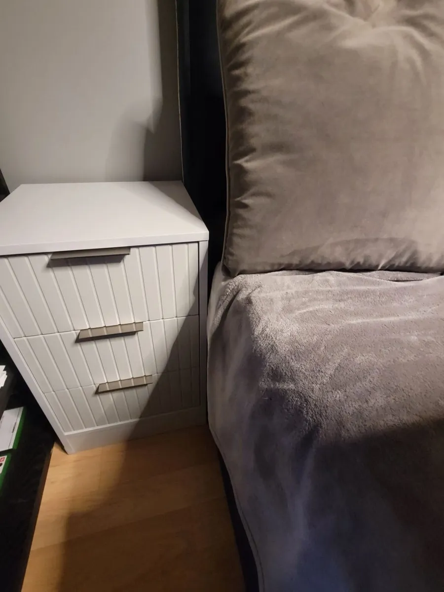 Night stand with drawers - Image 1