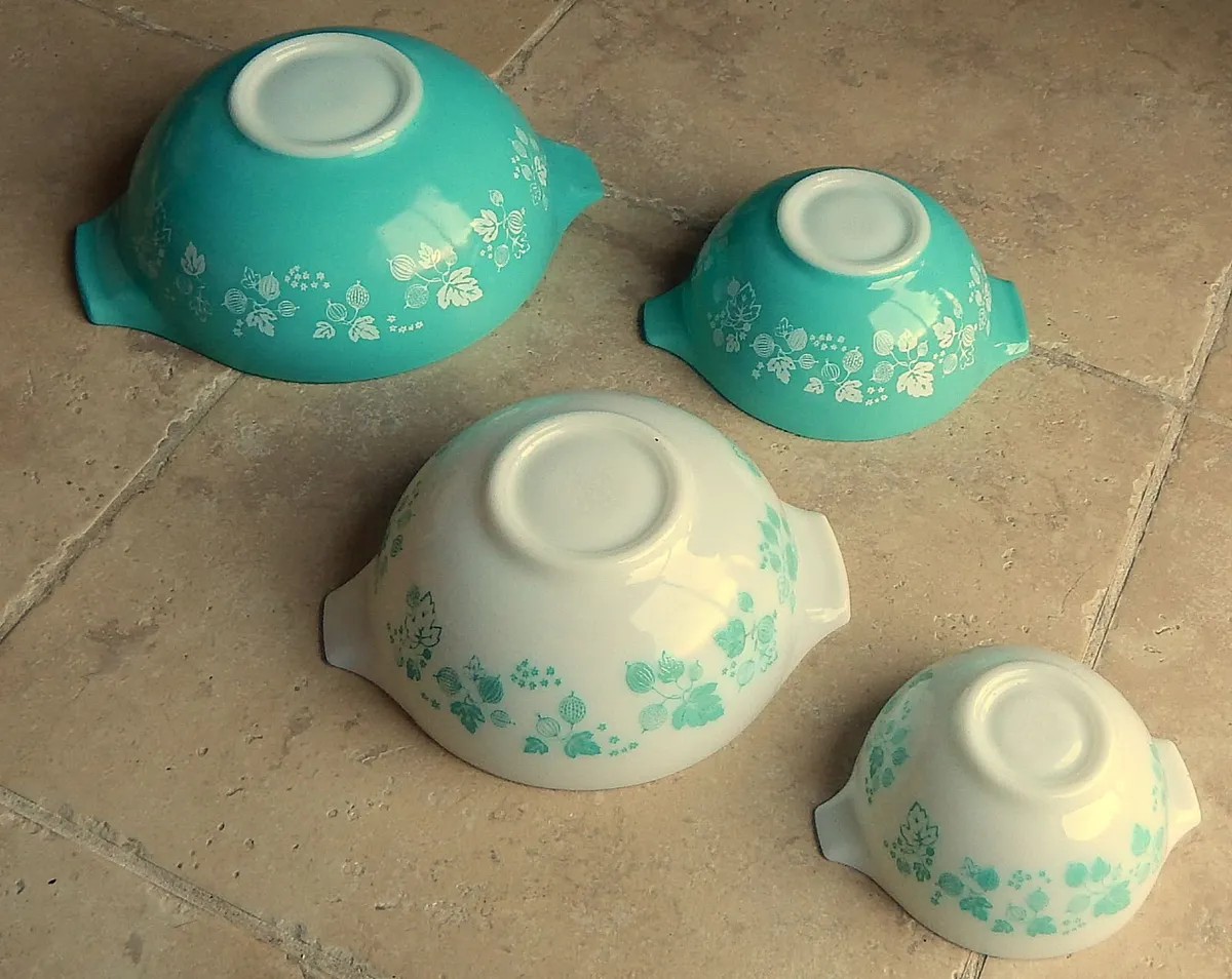 Set of 4 Vintage Pyrex Tableware Glass Dishes - Image 3
