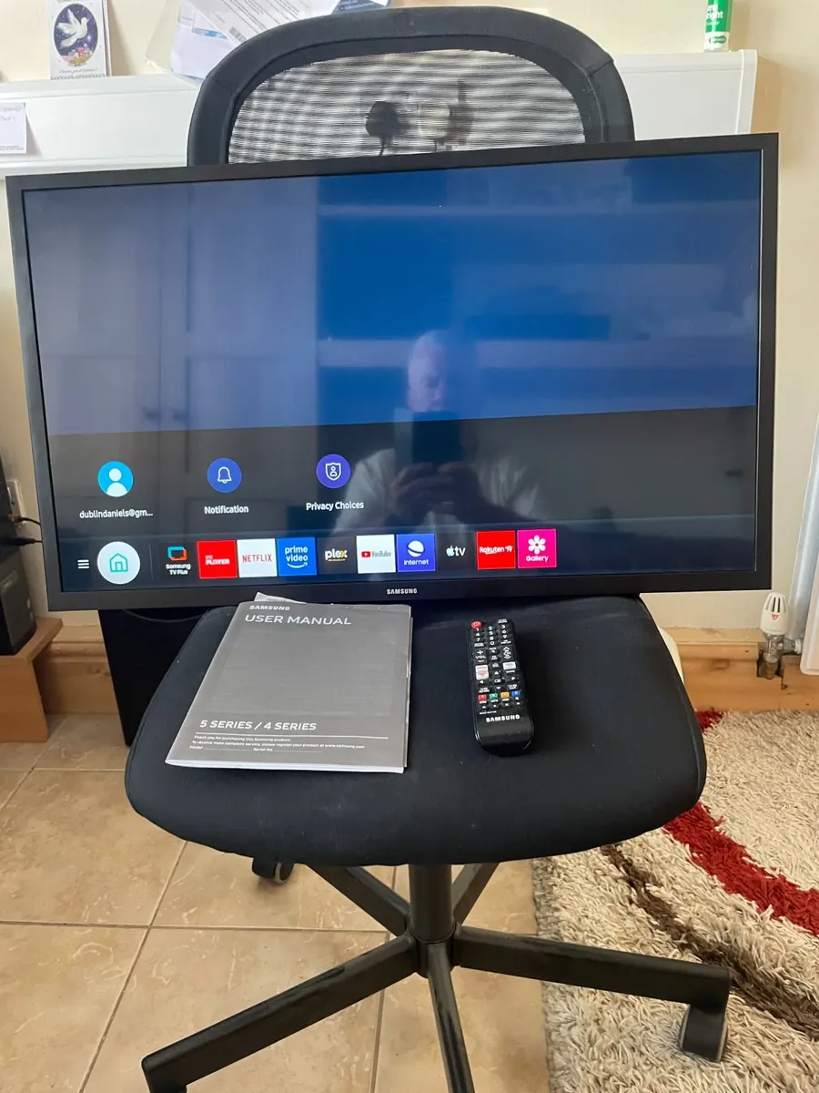 Samsung 32" smart TV - Image 1