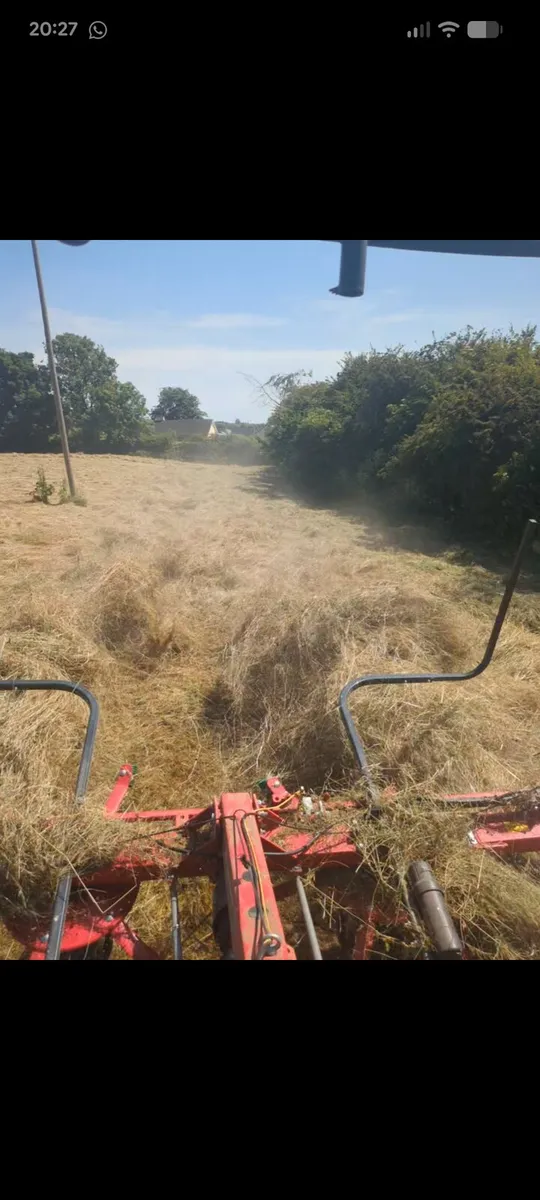 Small square and round bales of hay - Image 2