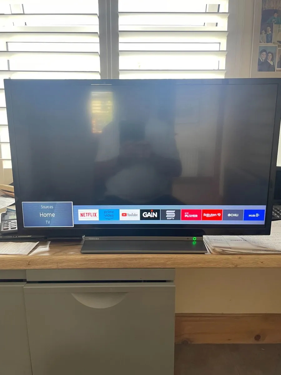 Toshiba 32" Smart TV - Image 1