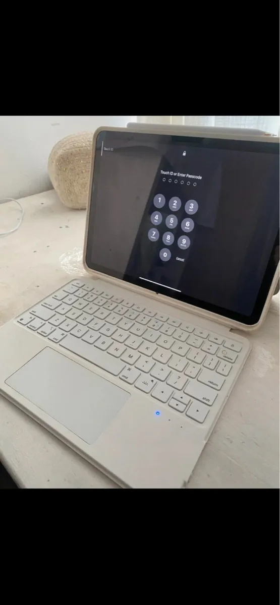 iPad 11 with apple pen and case - Image 1