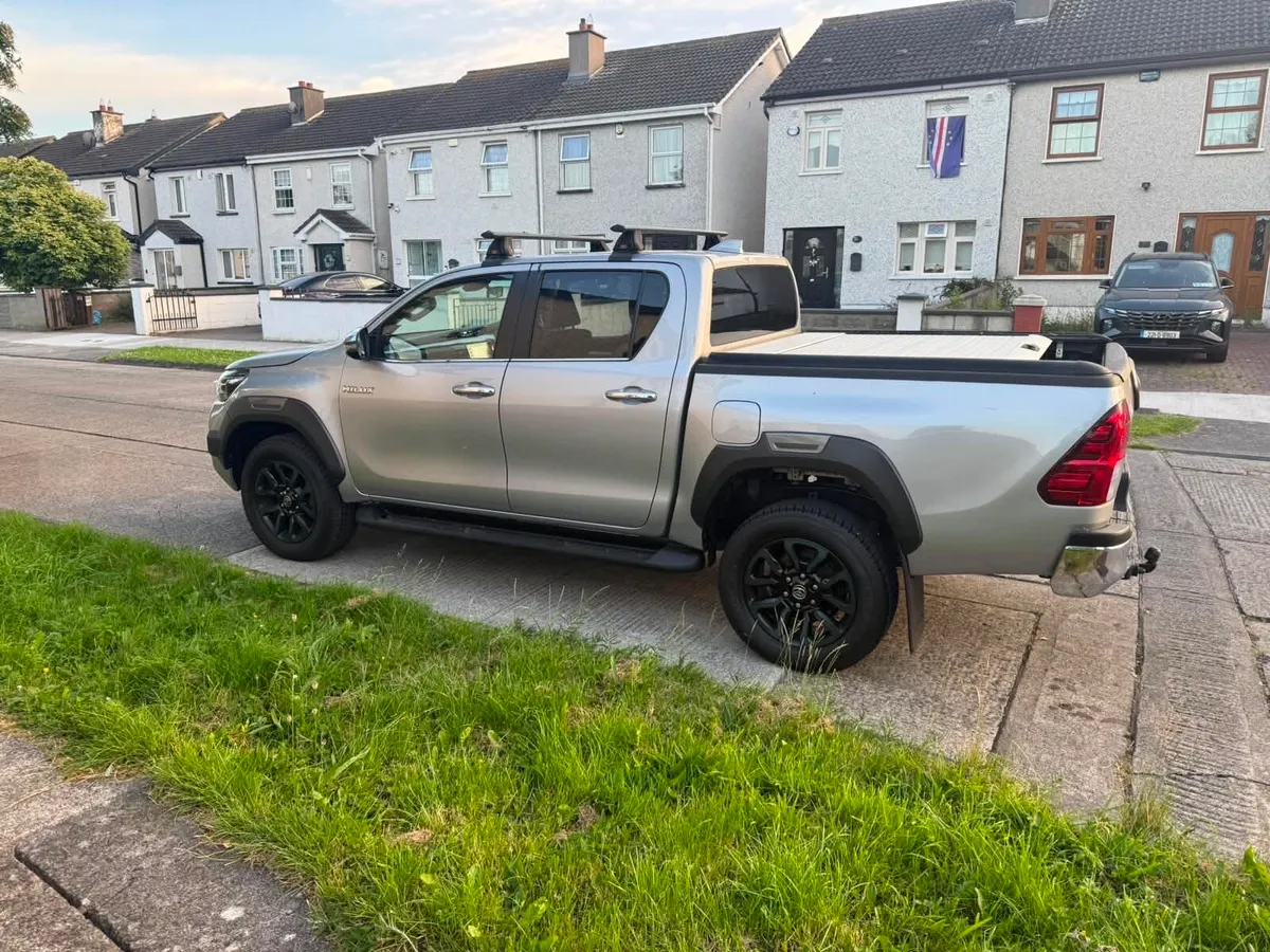 2022 Toyota Hilux Invincible Manual Only 10k Miles - Image 4