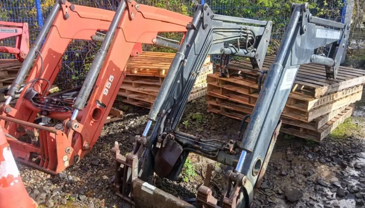 Quicke Q660 Self-leveling loader - Image 1
