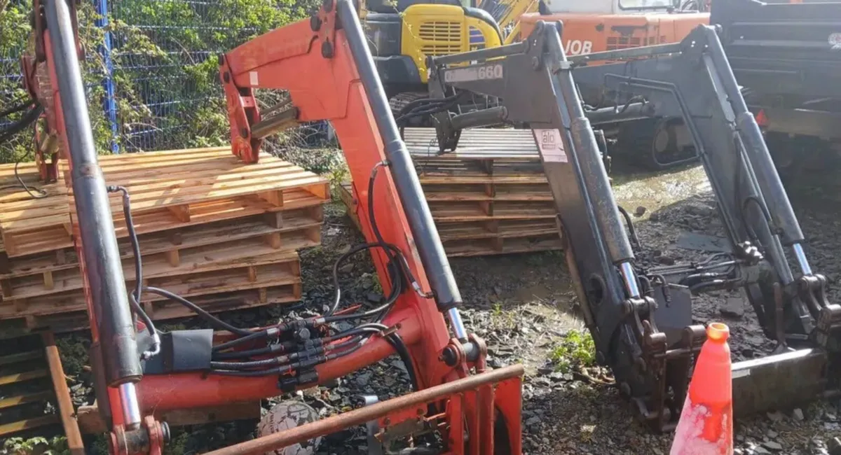 Quicke Q660 Self-leveling loader - Image 3