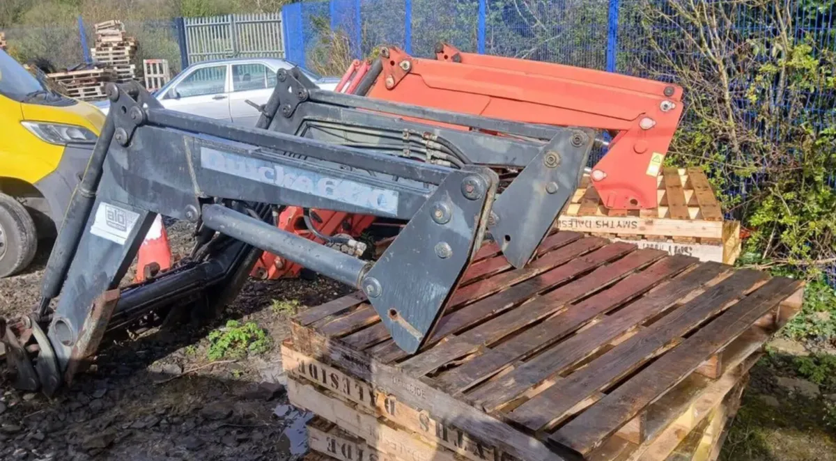 Quicke Q660 Self-leveling loader - Image 2